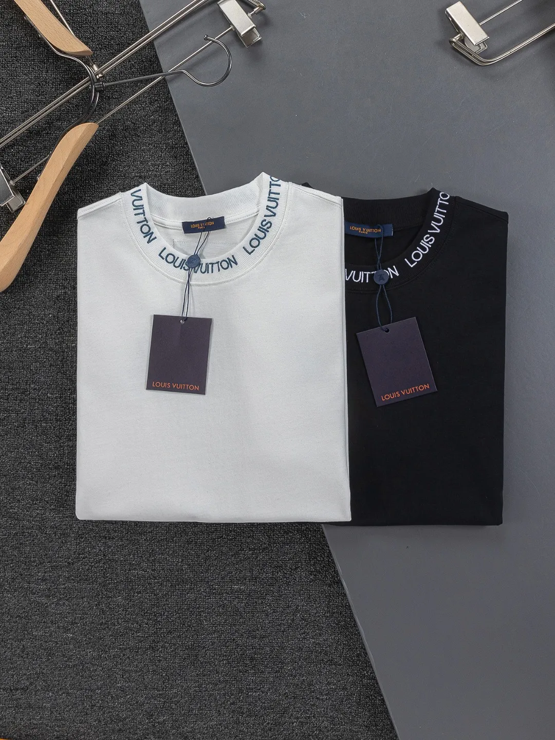 🅿️190 Louis Vuitton 1V LV micro-wide version S-XL LV 26ss new product counters are available at the same time. Multiple craftsmanship, simple letters embroidery on the collar + simple letter logo on the cuffs 🪡 embroidery, round neck short-sleeved T-shirt, same style for men and women! Consigned to one-to-one creation. Synchronized with the official website, pure cotton fabrics at the counter! It is close to the skin and comfortable, durable and easy to wear. It has a classic and simple logo design and meticulous original craftsmanship. Short-sleeves, a must-have item for men, do not appear to be the same for the general public, but must be unique and eye-catching. This LV short-sleeve is all about quality, comfort, the same shape and fashion as always, including fabrics and cutting techniques. All of them have been made with great effort! 320 grams of washed pure cotton fabric, pure cotton is breathable, very refreshing and comfortable for daily wear. The rib knitting on the neckline is smooth and tight, and the neckline will not be skewed if you toss it at will. The loose version, you will find that it looks really good on the upper body. The overall is minimalist and neat, super versatile for daily use! Pair it casually with a pair of pants for a youthful look. A T-shirt will make your outfit crazy. It is a fashionable item that can never go wrong! Color: Black White Size: S-XL Size chart: S: Shoulder width 50-Bust 56-Length 70 M: Shoulder width 52-Bust 57-Length 72 L: Shoulder width 54-Bust 59-Length 74 XL: Shoulder width 56-Bust 62-Length 76
